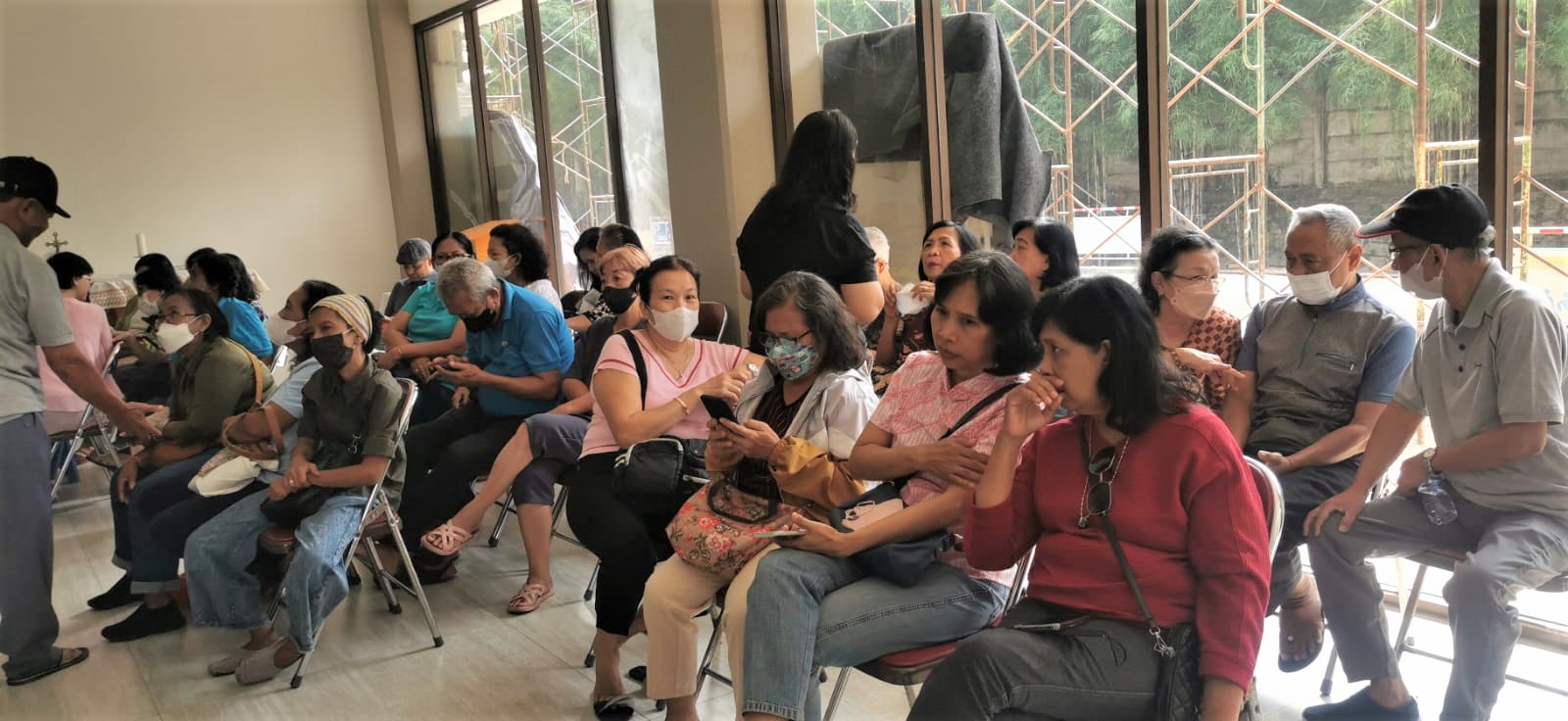 Peserta baksos cek kesehatan sudah berdatangan sejak pukul 8 pagi. (2)